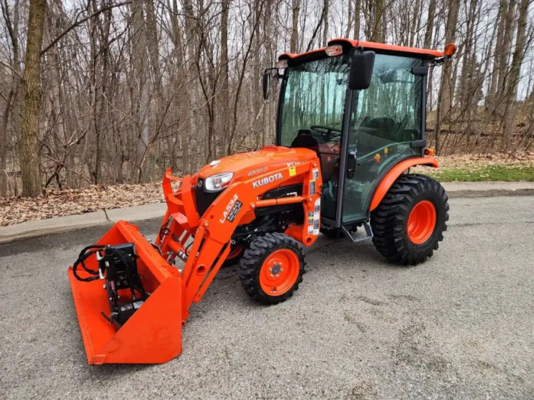 2016 Kubota B3350 HSD Compact Cab Tractor listing photo