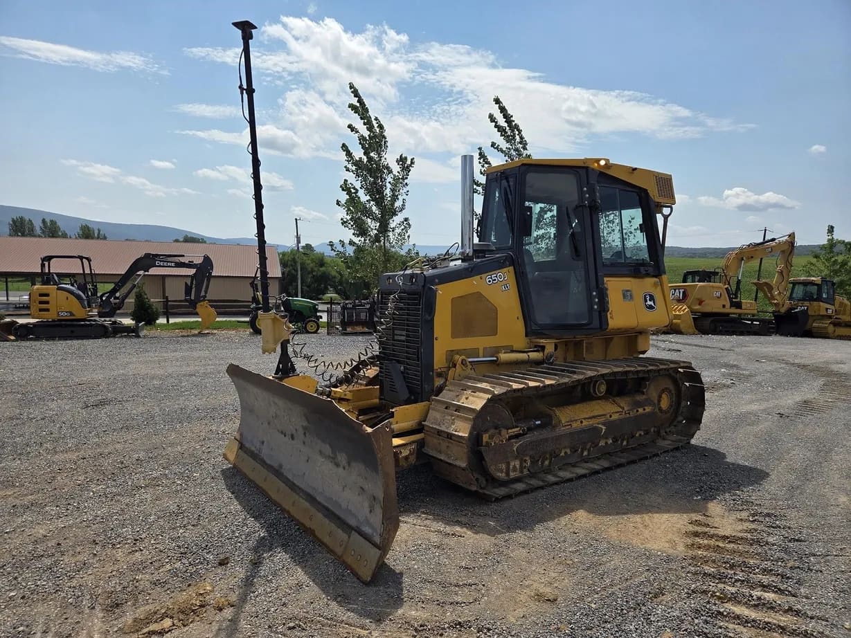 2011 DEERE 650J XLT listing photo — photo 1 of 31